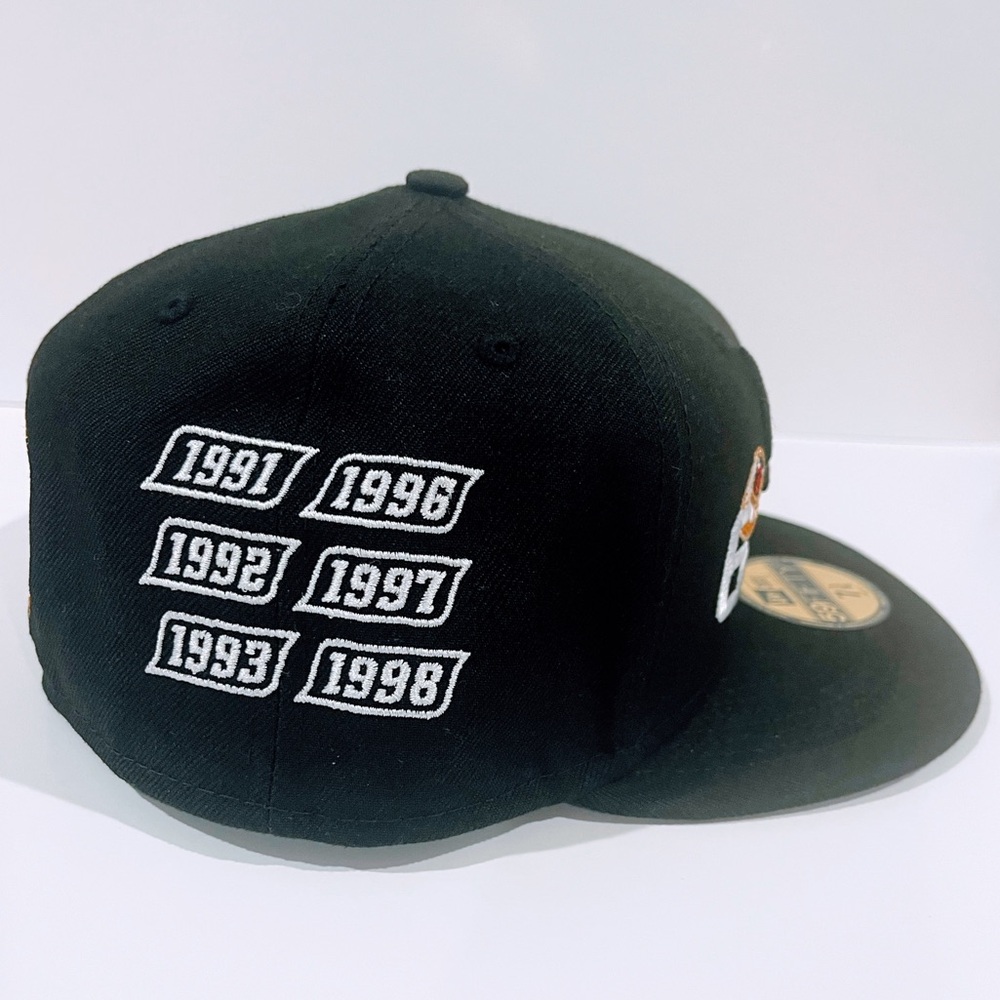 Chicago Bulls Black Fitted Hat with Championship Patches. - Picture 4 of 8